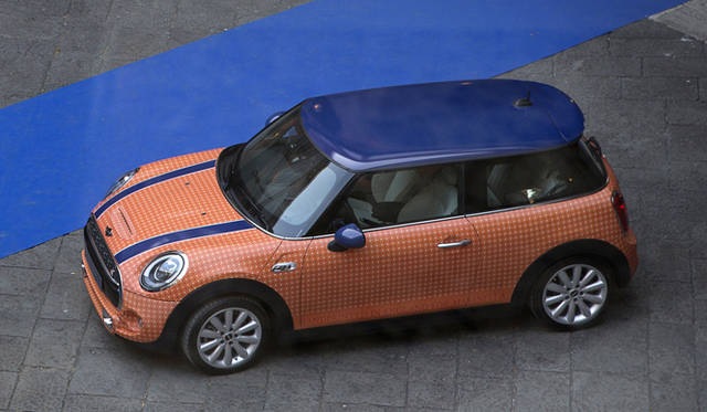 シグネチャーパターンのプリントがほどこされた「MINI クーパー S」も展示。英国文化への敬意を感じられるユニークな試み