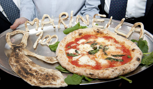 展示のあとは、関係者を集めての食事会がセッティングされた。イタリアにまつわる料理がふるまわれた