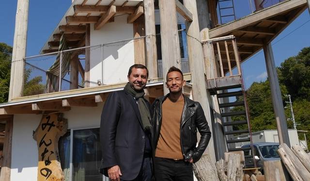 ダミアー二の副社長を務める ジョルジョ・グラッシ・ダミアー二氏と中田英寿氏が、陸前高田市の「みんなの家」へ訪問し、戸羽太市長、建築チームの乾久美子氏や平田晃久氏に対面もしたいとう　© Naoya Hatakeyama