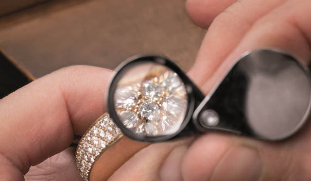 ヴェニーニ社の工房での制作風景