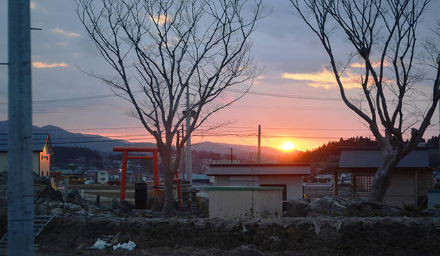 気仙沼に戻ってきたころ、ちょうど夕日が沈みかけていた。このときの宿泊はホテル一景閣。いち早く復興した宿だ。夜は真っ暗な中にホテルの灯りがともり心なごんだ