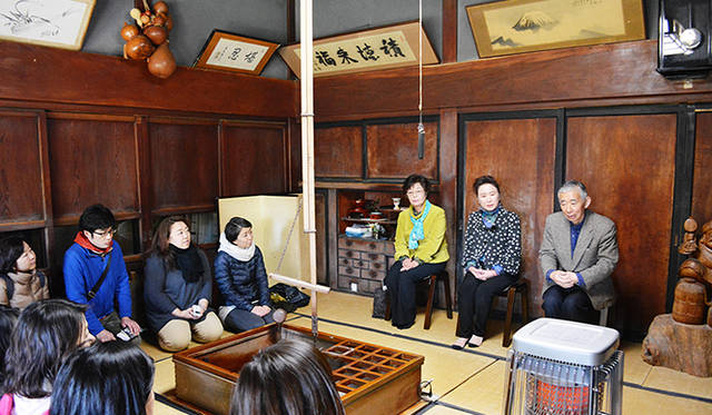 囲炉裏を囲み船頭だった当主、奥様たちの話しに聞き入る