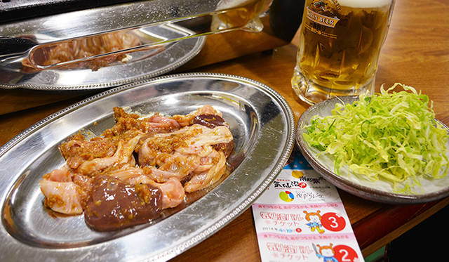 「ホルモン 利平」のバルメニュー。これでチケット1枚分だからお得感たっぷり！　でも追加料金でビールをもう1杯頼んでしまった