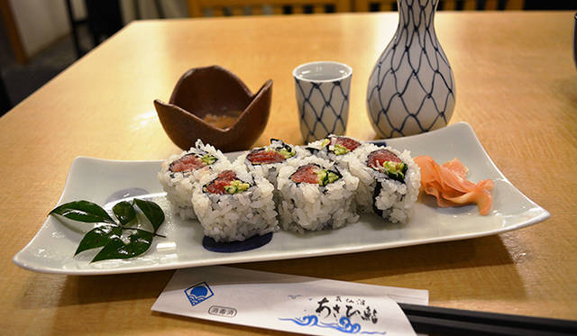 こちらは「南町紫市場」で営業を再開した「あさひ鮨」のバルメニュー。小鉢の自家製しおからをアテにチビリと。気仙沼らしくマグロの巻き物だった