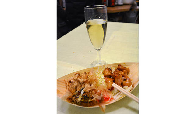 3ヶ所めは悩んだ末「復興屋台村 気仙沼横丁」の「はまらん家」。「はまらん焼き」が名物ということでバルメニューは気仙沼ﾎﾙﾓﾝ＆ﾊｰﾌはまらん焼(明太ﾏﾖ、ｿｰｽ、てりﾏﾖ)。それにワイン