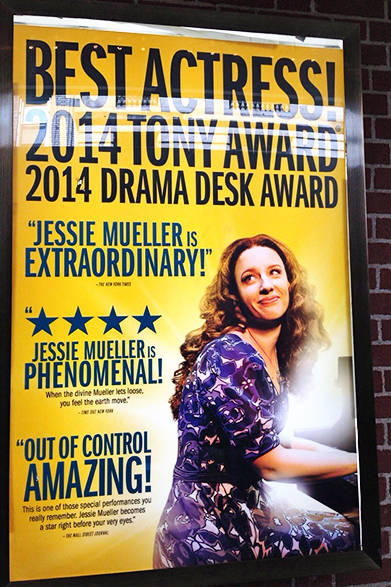 『Beautiful～ビューティフル～』の登場人物はわずか20人なのに、とても目まぐるしく場面転換されて、キャストもものすごくスピーディに変化するから、飽きることがない。ヒロインに抜擢されたジェシー・ミューラーの歌もさることながら、弾き語りのピアノ（フェイク）がこれまた素晴らしい