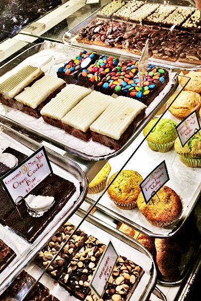 甘いものと言えば、街角で見かけたケーキ屋さんで思わずシャッターを。ケーキにマーブルチョコみたいなのが乗っかってる。これスゴくないですか!?