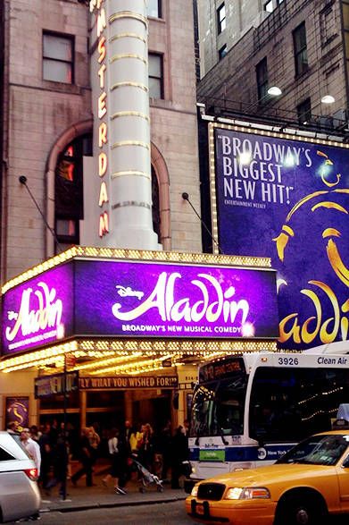 2つ目の舞台は『Aladdin～アラジン～』。アラジンとともに冒険を繰り広げるのは、トニー賞の助演男優賞を受賞した巨人のジーニー。大きいのにキレがいい！　愛嬌たっぷりで客席からも拍手喝采である