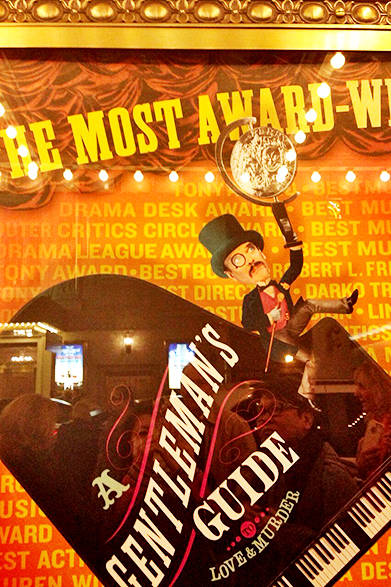 3つ目の舞台は『A Gentleman’s Guide to Love and Murder～紳士のための愛と殺人の手引き～』。エドワード朝時代のイギリスを舞台にしたコメディ。芸達者なジェファーソン・メイズが、ひとりで何役も演じるのが呼び物で、それを観られただけで大満足