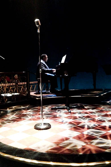 『Lady Day at Emerson’s Bar & Grill～レディ・デイ～』は、天才ジャズシンガー、ビリー・ホリデイのライブショーを演じる一人芝居。芝居といってもライブショーを演じるわけですから、当然歌もあります