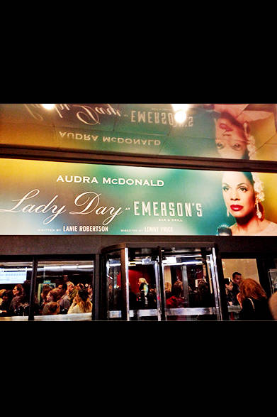 この役を演じてトニー賞を受賞したオードラ・マクドナルドさんは、どれだけの時間ビリー・ホリデイを聴きつづけたのでしょう？　資料を見つづけたのでしょうか？　あれほどまでにそっくりに唄い演じるなんて。鳥肌ものです