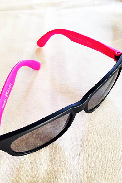 これが戦利品のサングラス。多分子供用かな？　10米ドルぐらい。