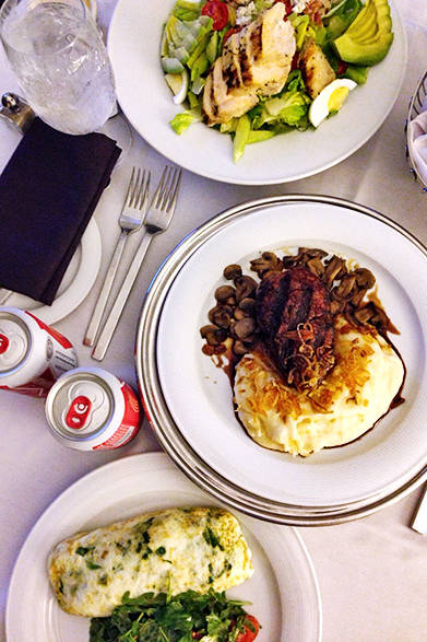 ある日の食事風景。ブロードウェイ三昧も体力勝負。燃料補給も大事な仕事なのだ