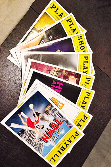 1944年、ブロードウェイで初演された『On the Town～オン・ザ・タウン～』はご存知、束の間のニューヨーク滞在中にアバンチュールを繰り広げる水平さんたちの話。歌って、踊って、恋をして。とにかく華やかでハッピーだ。皆、うまい！ 