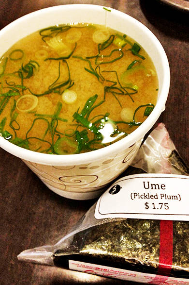 今回あたらしく見つけたショップ「ザイヤ」。もうずいぶん前からあったらしい。デリなんだけど日本人が食べてもうなずけるおにぎりとお味噌汁。ホッとしますね