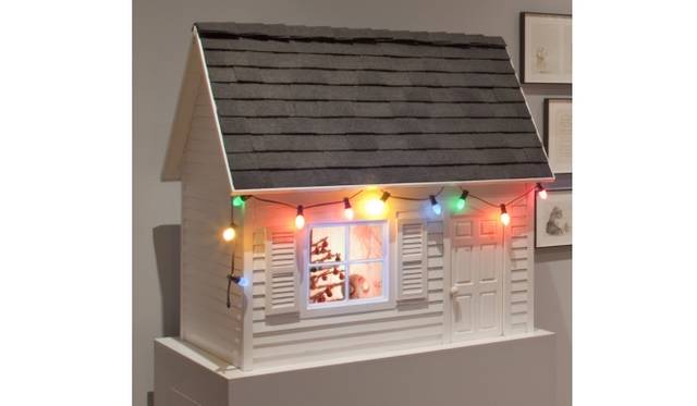 『ステインボーイ』ジオラマ 2009年 101.6 x 111.8 x 71.8cm 木･塗料･カラ―ブラスト12(照明）電源･ウレタン樹脂･アクリルカーペット･タール屋根･クリスマスライト･クリスマス装飾用ボール･ワイヤー保護用ポリフィルム･スチール･アクリル樹脂  © 2014 Tim Burton