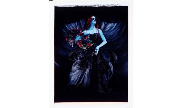 無題（花束を持つブルーガール） 1992-1999頃 61.3×50.8cm ポラロイド © 2014 Tim Burton