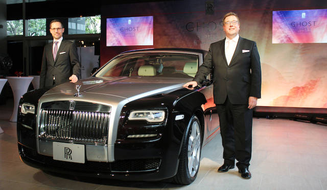 左がロールス・ロイス・モーターカーズ・リミテッドアジア太平洋支社アジア太平洋ゼネラル・マネージャーのマイケル・シュナイダー氏、右はロールス・ロイス・モーターカーズゼネラルマネージャービスポークのラース・クラヴィター氏