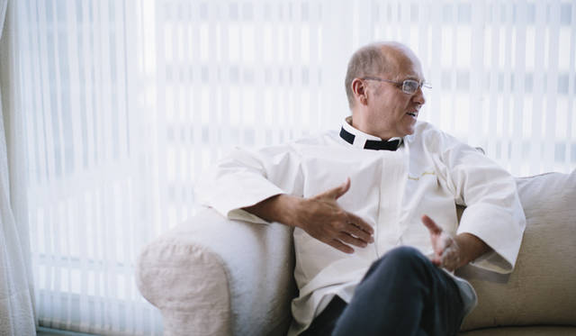 「週4日、レストランで働きながら学校に通いました。仕事は非常に厳しく、ほかのことを考える余裕もないまま、毎日が過ぎて行きました。なにしろわたしの家族や親戚縁者には、ひとりとしてレストランで働いた者がいないので、なにもかもがあたらしい世界。無我夢中で仕事に打ち込み、気づいたら今日に至っています」