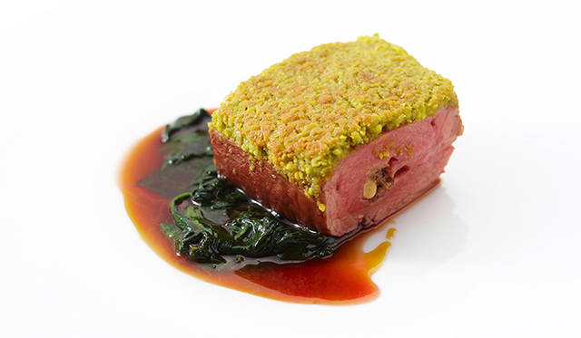 ベックさんが手がけた料理の数々。「ピスタチオのクロスタを纏った仔牛のフィレ肉 タマネギとドライフルーツ詰め」