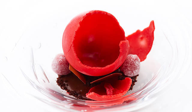 「赤い果実の冷製スフェラ お茶のクリーム 結晶化したラズベリー」