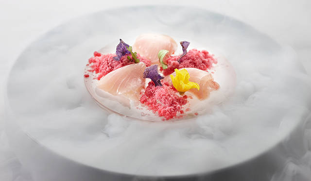 「ラ・ペルゴラ」20周年記念ランチで提供された一品。「カンパチのホワイトバルサミコのマリネ ザクロの粉雪」