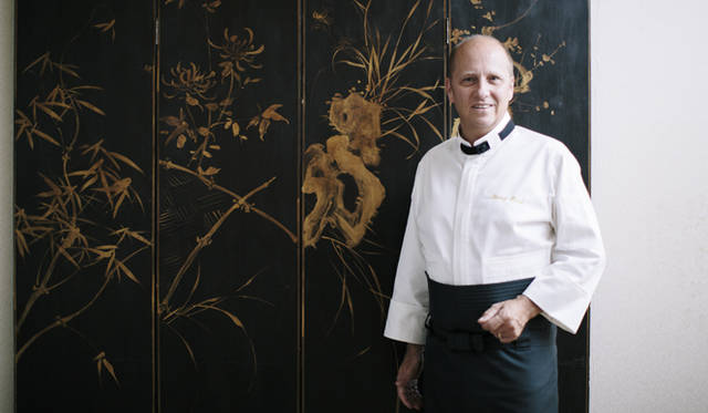 「仕事で欠かせない七つ道具はスプーンです。味見なしには完ぺきな料理は仕上がらないからです。味見ができれば、色も形も、なんでもでもいいんですよ！　ハインツ・ベックの厨房では、すべてのスタッフが、いつでもすぐに味見ができるよう、大量のスプーンがあちらこちらに、バラバラと置いてあるのです」