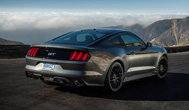 マスタング GTは、リアエンドに野生馬ではなくGTの名称があしらわれる