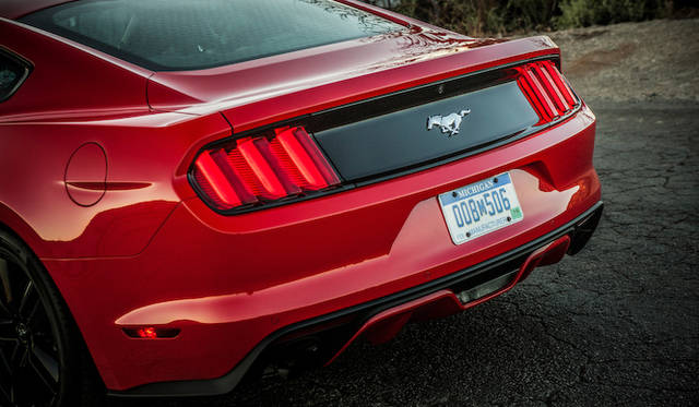 V6および直4モデルは、リアエンドにモデル名の「マスタング＝野生馬」バッジ。なお、V8のGTはモデル名の「GT」が掲げられる