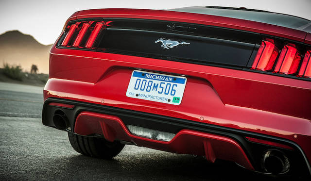 V6および直4モデルは、リアエンドにモデル名の「マスタング＝野生馬」バッジ。なお、V8のGTはモデル名の「GT」が掲げられる
