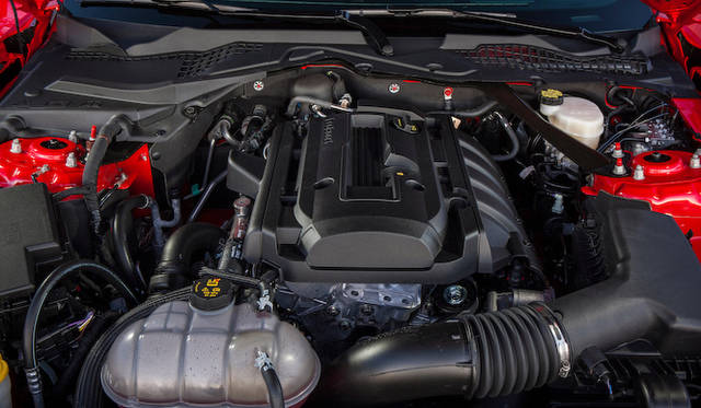 2.3リッター直列4気筒エコブーストエンジンは、フォードのほかのエコブーストモデルとことなり、縦置きにされる