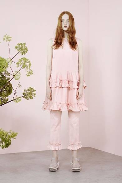 DRESS 8万2000円、CROPPED CLASSIC SLIM BOYFRIEND 4万4000円　※すべて税抜