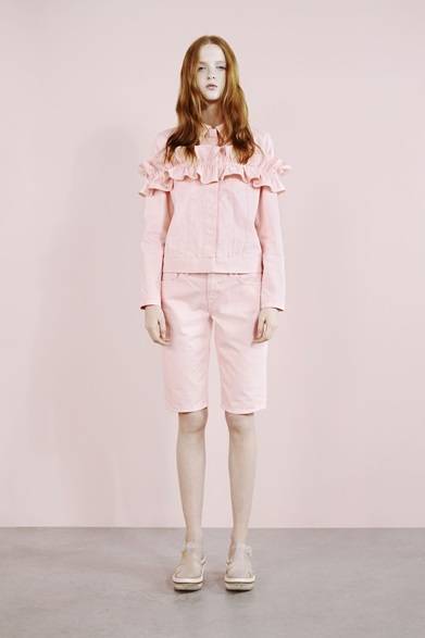 JACKET 6万8000円、CLASSIC SLIM BOYFRIEND SHORTS 3万6000円　※すべて税抜