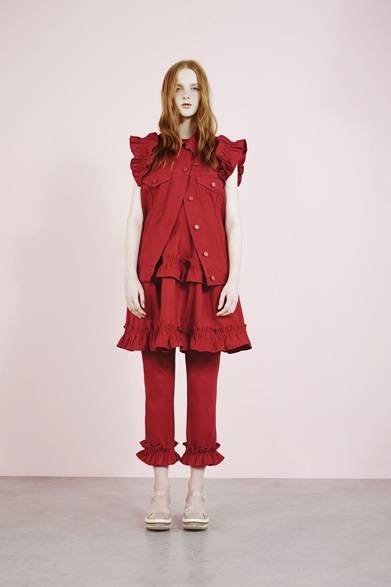 JACKET 6万5000円、DRESS 8万2000、CLASSIC SLIM BOYFRIEND 4万4000円　※すべて税抜