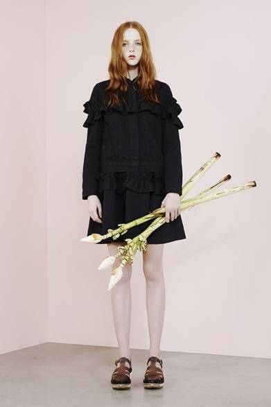 JACKET 6万8000円、SKIRT 4万4000円　※すべて税抜