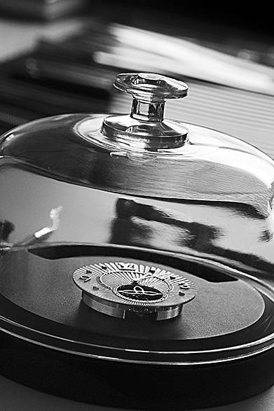 写真は、トゥールビヨンのムーブメント。複雑なモデルを中心にして、この工房で新たな命が吹き込まれる。