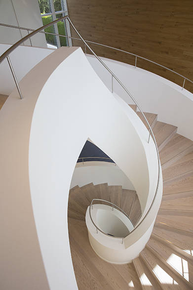 工房の階段にいたるまで世界観が徹底してデザインされていることがわかる。