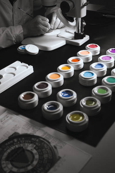 今回の新作で注目を集めたのは、鮮やかな38色でミニチュアペインティング技術で施された文字盤。ルイ・ヴィトンの「旅」の哲学を体現するディテールのひとつだ。