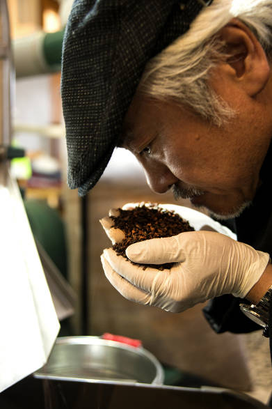 カカオのアトリエでカカオの状態や香りを詳細にチェック