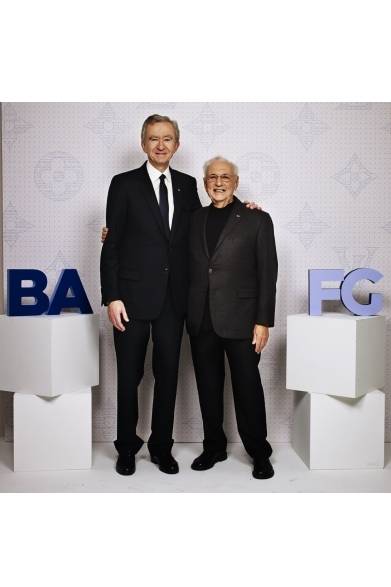 （左より）Bernard Arnault & Frank Gehry｜ベルナール・アルノー＆フランク・ゲーリー ©David Atlan/Louis Vuitton