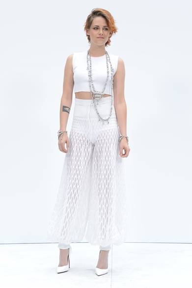 <strong>Kristen Stewart｜クリステン・スチュワート</strong><br /><br />シャネル 2014年オートクチュールコレクションに出席した女優のクリステン・スチュワート。クロップトップスにアラディン風のシアーパンツを合わせ、オールホワイトのコーディネイトを着こなした。存在感のあるシルバーアクセサリーがエスニックな要素をプラス。