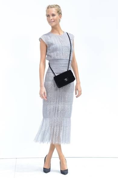 <strong>Poppy Delevingne｜ポッピー・デルヴィーニュ</strong><br /><br />モデルのポピー・デルヴィーニュもシャネルのショー会場に現れた。ナイフ・プリーツを施したグレーのロングドレスを一枚で着こなし、巧妙に纏めたヘアスタイルがより彼女のもつ淑女らしさを際立たせている。