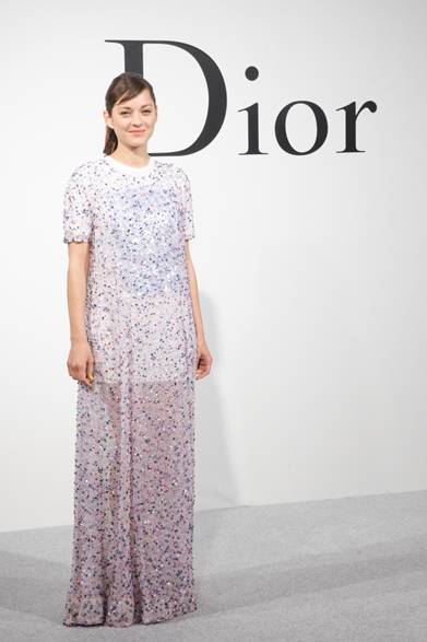 <strong>Marion Cotillard｜マリオン・コティヤール</strong><br /><br />おなじくディオールのショー会場に女優のマリオン・コティヤールが登場。多彩なビーズがちりばめられたロングドレスをノーアクセでクリーンに着こなした。