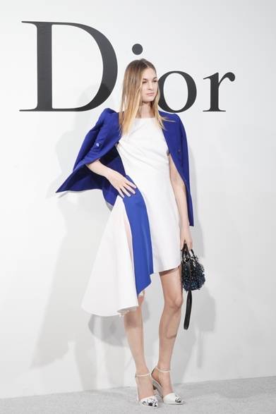 <strong>Laura Love｜ローラ・ラブ</strong><br /><br />モデルのローラ・ラブはディオールのドレスでショー会場に到着。グラフィカルなアシンメトリードレスに、差し色としてブルーのジャケットを肩掛けして、クールなエフォートレススタイルを完成させた。