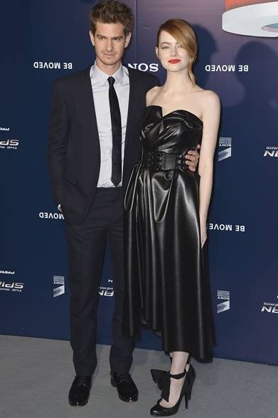<strong>Andrew Garfield&Emma Stone｜アンドリュー・ガーフィールド＆エマ・ストーン</strong><br /><br />パリの歴史的シアター「ル・グラン・レックス」にておこなわれた、映画『アメイジング・スパイダーマン2』のプレミア試写会に出席した俳優のアンドリュー・ガーフィールドと女優のエマ・ストーン。この作品のおかげで、2人はラブラブ交際中。サンローランのスーツをセレクトしたアンドリューは、彼女のブラックドレスとパーフェクトマッチ。さすがはおしゃれセレブカップル。<br /><br />COURTESY OF SAINT LAURENT