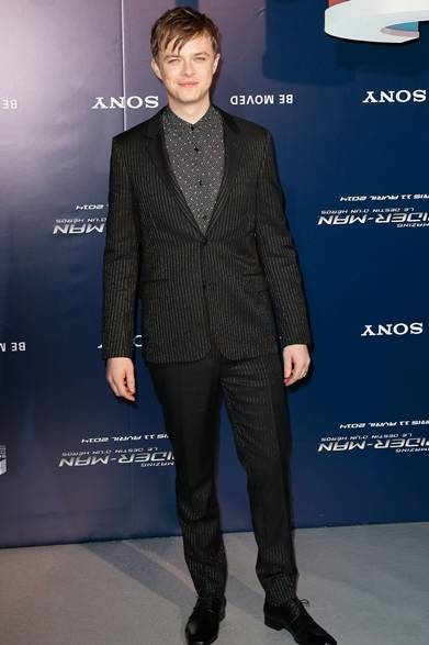 <strong>Dane Dehaan｜デイン・デハーン</strong><br /><br />おなじく映画『アメイジング・スパイダーマン2』のプレミア試写会で、ピーター・パーカーの親友役を務める俳優のデイン・デハーンも登場。サンローランのストライプスーツに柄のシャツを合わせたチャーミングな着こなしと、スウィートな笑顔が素敵！<br /><br />COURTESY OF SAINT LAURENT
