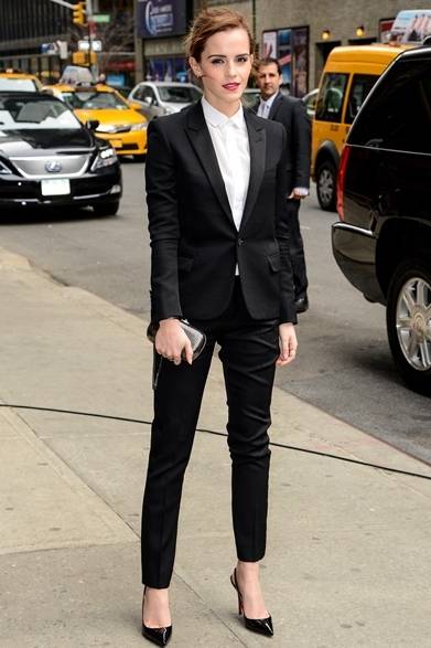<strong>Emma Watson｜エマ・ワトソン</strong><br /><br />アメリカの人気トーク番組『THE LATE SHOW WITH DAVID LETTERMAN』に、女優のエマ・ワトソンがゲスト出演。サンローランのタキシードでマニッシュに仕上げたルックは、凛々しい目元にレッドリップで、マスキュリンになりすぎない、セクシーな魅力を漂わせた。<br /><br />COURTESY OF SAINT LAURENT