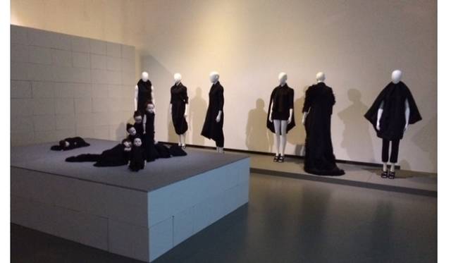 人形たちの横にクチュールピースを着用したマネキンも並び、服のシルエットも一緒に鑑賞できる