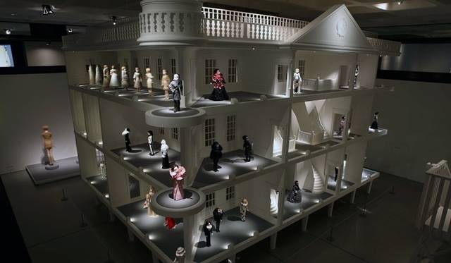 ロンドンで開催された「The House of Viktor & Rolf」展の様子 © Andrew Lamb