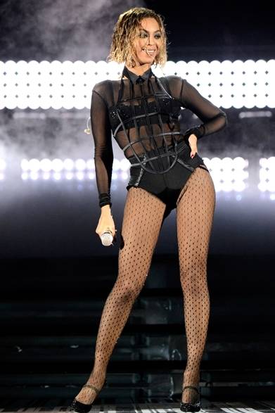<strong>Beyoncé｜ビヨンセ</strong><br /><br />ロサンゼルスで開催された第56回グラミー賞の授賞式に、ビヨンセは夫のJay-Zとライブ・パフォーマンスを披露した。ラ ペルラのベストとブラックのセットアップに、サンローランのドットタイツを合わせて、セクシー度MAXのダンスで会場を圧倒した！<br /><br />Courtesy of Saint Laurent
